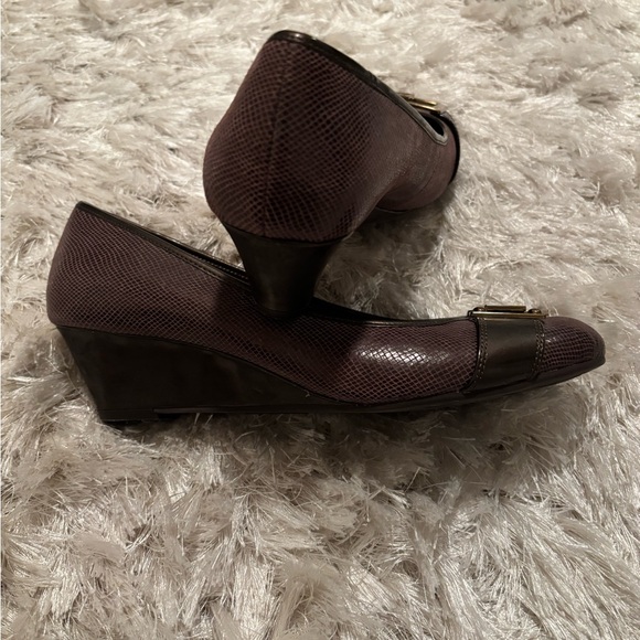 Make offer! NWOT Anne Klein Brown leather Wedge Bronze Gold Accent 8.5 M 2" heel - Picture 8 of 10